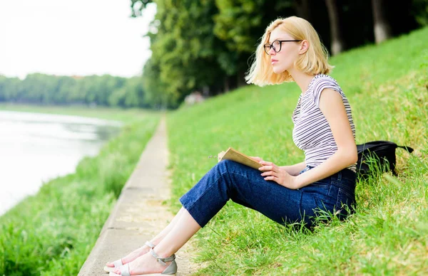 Fille tenir livre lire l'histoire. étudiante avec livre en plein air. histoire intéressante. Détendez-vous et obtenir de nouvelles informations. inspiré par auteur de roman. femme dans le parc livre de lecture. lire est mon passe-temps. Étude d'été — Photo