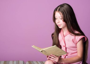 Çok güzel bir kitap kurdu. Mor arka plan sevimli küçük çocuk okuma kitabı. Küçük kız okumayı öğrenir. Evde eğitim konsepti. Bilginin susuzluğu. Edebiyatı hobi olarak okumak. Kurgu ve kurgusal olmayan