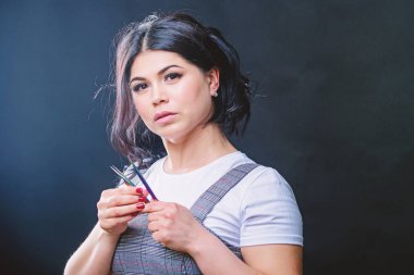 Uzantılar günlük göz makyajını gereksiz hale getirmek. Kız makyaj yüz kirpik uzantısı için cımbız tutun. Güzellik salonu konsepti. Profesyonel kirpik uzatma cımbız. Makyaj sanatçısı. Kozmetik cımbız