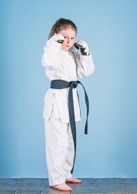 Nakavt. çocuklar için enerji ve aktivite. Dövüş sanatları üniformalı küçük bir kız. Kung Fu pratik. mutlu çocukluk. tek mücadele de spor başarısı. gi spor giyim küçük kız. Savaşmaya hazırım.