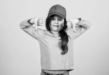 Başparmak aşağı olmak. Küçük çocuk giyim ve aksesuar için onaylamaz ifade. Onay el jest gösteren sevimli kız. Sevimli küçük çocuk onay işareti işaret. Onaylanmaması için bak