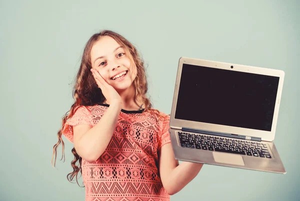 Homeschool onderwijs. Gelukkig klein meisje met notebook. online winkelen. school project. ontwikkeling van kinderen in het digitale tijdperk. video-oproep door webcam. zakelijke videoconferencing. U moet studeren — Stockfoto