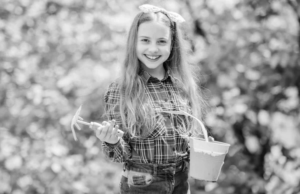 Tuinieren klassen. Ecologie onderwijs. Klein meisje aanplant planten. Plant seizoen. Tuin zorg. Kind schattig Kid Hold bloempot en schoffel tuinieren tool. Tuinieren is vreedzame meditatieve bezetting — Stockfoto