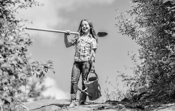 Trädgårdsskötsel. Kid Worker solig utomhus. familje bindning. Spring Country Side Village. framtida framgång. liten flicka på Rancho. sommarjordbruk. bonde liten flicka. trädgårdsredskap, spade och vattning kan — Stockfoto