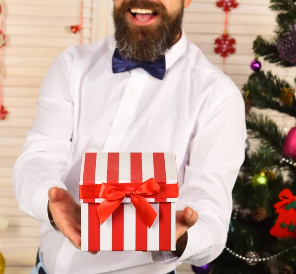 Chico cerca de árbol de Navidad sobre fondo de pared de madera — Foto de Stock