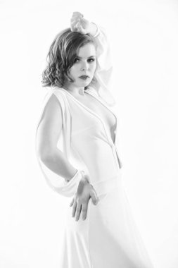 Parti için kıyafet. Kız çekici vintage model beyaz arka plan üzerinde. Vintage moda kavramı. Seksi vintage moda elbise. Retro saç modeli ve beyaz elbise poz makyaj kadın zarif bayanla