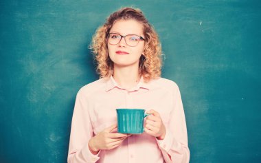 okul öğretmeni kahve molası gerekir. fikir ve ilham. Günaydın. çay içeceği ile canlandırıcı kız. enerji ve canlılık. enerji rezervleri yenileme. tahta kahve bardağı ile kadın