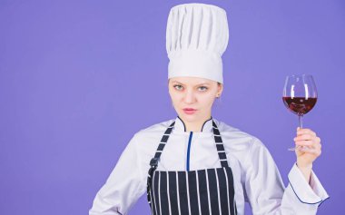 Sakin ol ve bir kadeh şarap iç. Sevimli şarap uzmanı alkollü içki tatma. Profesyonel şarap garsonu elinde bir bardak kırmızı şarap içeceği. Güzel kadın şık bir içki nin tadını çıkarıyor, uzayı kopyalıyor