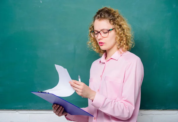 Nieuwe schooljaar. Meisje voor te bereiden op examens. docent met documentmap. Business School. meisje leraar op school les. rapport project. terug naar school. student in glazen bij Blackboard — Stockfoto