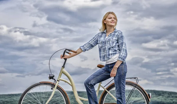 Aktív szabadidő- és egészséges tevékenység. Lány ride cruiser modell kerékpár. Legegészségesebb legtöbb környezetbarát és leginkább megfelelő formája önálló közlekedési. Nő lovagolni kerékpár ég háttere — Stock Fotó