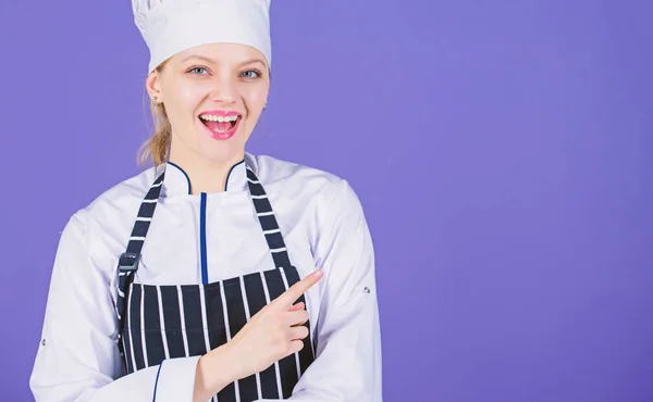 Πρόσκληση στο μεταπτυχιακό της στη σχολή μαγειρικής. Χαρούμενος δάσκαλος μάγειρας. Επαγγελματίας μάγειρας χαμογελάει και δείχνει μακριά. Ο αφέντης σεφ φοράει στολή μαγειρικής και λευκό καπέλο. Μάστερ της χειροτεχνίας της, αντιγραφή χώρου — Φωτογραφία Αρχείου