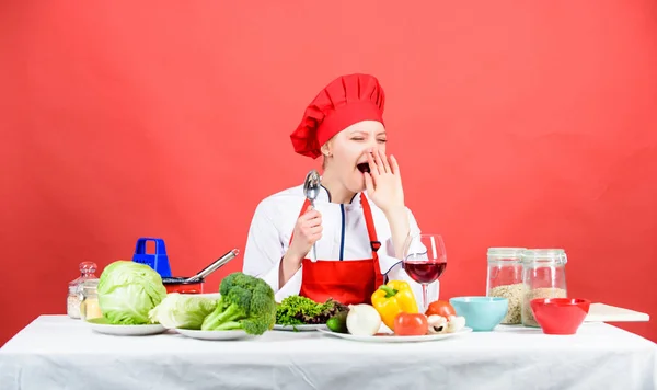 Koken eten en huishouden. Huisvrouw routine. Koken gezond eten. Maaltijd bereiden. Professionele kooktips. Vrouw chef proberen smaak eten eten. Heerlijk recept concept. Meisje bij keuken tafel — Stockfoto