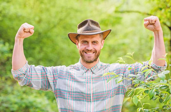 成功したセクシーな農家。カウボーイハットケア植物の筋肉牧場の男。農業と農業。ガーデニング牧場エコ農場の労働者。収穫。幸せな地球の日。エコリビング。私は世界で最高の仕事を持っている — ストック写真