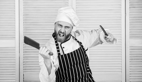 Han är en mästare i köket. arg skäggiga man med kniv. älskar mat. laga mat i restaurangen. redo för matlagning. självsäker man i förkläde och hatt. Professionell i köket. kulinariska rätter — Stockfoto