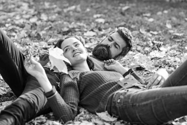 Erkek ve kadın ile ot ve yaprak üzerinde mutlu yüzler