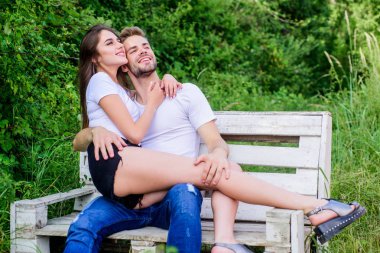 Şehvetli sarılma. Aşk ve romantizm kavramı. Yaz tatili. Parkta romantik bir randevu. Yakışıklı adam aşık güzel bir kız. Sevgilimle rahatlamak. Aşıklar kucaklaşır. Aşık bir çift bankta oturuyor. Güven ve samimiyet