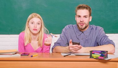 Üniversite okuyan arkadaşlar. Üniversite eğlencesi. Modern eğitim. Üniversitede eğleniyorum. Kız ve erkek dertsiz tasasız sınıfta otururlar. Kolejin tadını çıkarıyorum. Üniversitede ya da üniversitede okumak