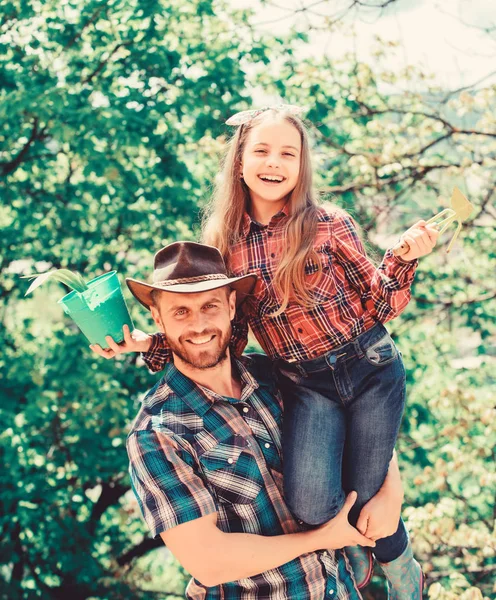 Kreş veya bahçe merkezinden sebze nakli. Bahçeyi koru. Çiçek dikmek. Aile Baba ve kızı bitkiler Ekim. En sevdiğiniz Veggies bitki. Ekim sezonu. Aile Bahçesi