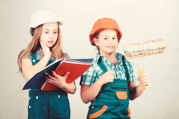 Niños niñas planeando la renovación. Las hermanas de los niños dirigen la renovación de su habitación. Renovación amateur. Hermanas renovando su casa. Soñando con una nueva sala de juegos. Actividades de mejora del hogar. Profesión futura —  Fotos de Stock