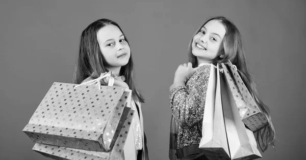 ファッション ブティック子供。彼女の夢のショッピング。バッグ ショップで幸せな子供たち。ショッピングは最高の療法です。ショッピングの日幸せ。姉妹一緒に買い物。服を購入します。ファッショニスタ中毒バイヤー — ストック写真