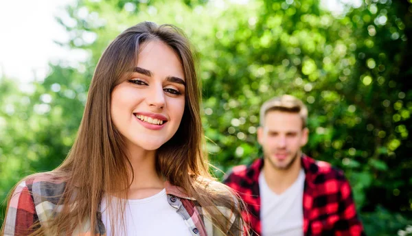 Attira la sua attenzione. Innamorati. Amore a prima vista. Se una donna sa che ti piace, come reagira '? Sentimenti puri. Concetto di appuntamento romantico. Uomo hipster innamorarsi bella ragazza. Riunione informale — Foto Stock