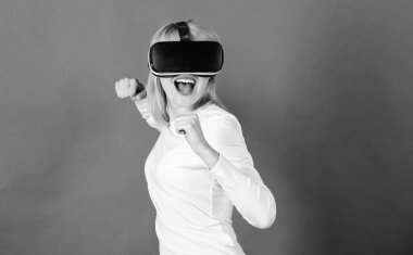 VR gözlük takan genç bir kadının portresi, 3 boyutlu kulaklık kullanarak sanal gerçekliği deneyimliyor. Kırmızı arka planda sanal gerçeklik kaskı olan kişi izole edilmiş. VR posteri.