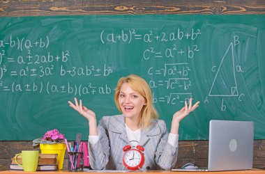 Dakiklik başarı için bir yoldur. öğretmen ile çalar saat. Zaman. Çalışma ve eğitim. Modern okul. Bilgi gün. Evde eğitim. mutlu bir kadın. Okula dönüş. Öğretmenler günü. kadın sınıfta