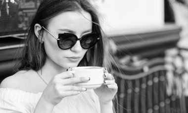 Günaydın. Kahvaltı zamanı. gözlük şık kadın kahve içmek. kız kafede dinlenmek. İş yemeği. sabah kahvesi. Randevuyu bekliyorum. yaz modası. Kafede toplantı. Onun mükemmel kahvaltı