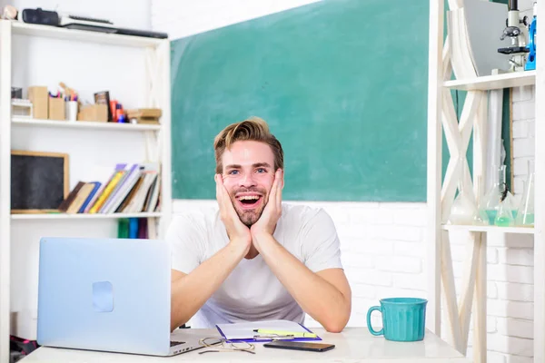 Mejorar el conocimiento. Escuela secundaria y universidad. Estudiante aprende lenguaje de programación. Programación de desarrollo web. Tecnología digital. Aplicar curso de programación en línea. Hombre guapo utilizar la tecnología moderna —  Fotos de Stock