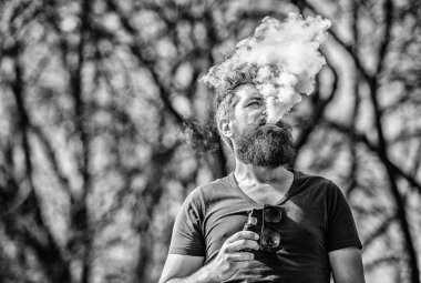 Beyaz bulutlar aromalı duman. Elektronik sigara sigara. Adam uzun sakal sigara alışkanlığı ile rahat. Sakal ve bıyığı olan adam duman nefes alıyor. Stres Rölyef kavramı. Sakallı adam sigara vape
