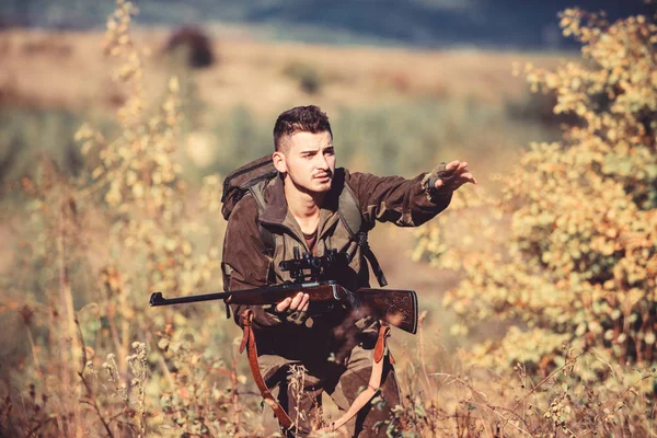 Hunter segura na espingarda. Homem usar camuflagem roupas natureza fundo. Autorização de caça. Equipamentos de caça para profissionais. Caçar é um passatempo masculino brutal. Caçador sério barbudo passar a caça ao lazer — Fotografia de Stock