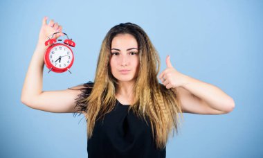 Çalışma zamanı. saat dilimi. dakiklik ve disiplin. kız çalar saat tutun. rejim erken uyanış. Çan çalıyor. Günaydın. Kadın geç kalınıyor. iş son tarih. zaman yönetimi