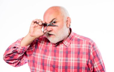 Bakım servisi. Berber çelik makasla çalışır. Berber dükkanı konsepti. Erkek güzelliği. Adam sakallı yakışıklı kuaför berber kullanım aracı şekillendirme sakal. Saç kes. Berber kullanımı profesyonel ekipman