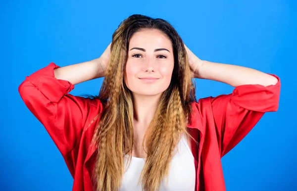 Genç ve özgür. moda modeli trendy bir görünüm. uzun saçlı seksi kadın. şık saç. Hipster trendi ndeki kadın. moda ve güzellik salonu. Seksi kadın. gerçek kız için makyaj