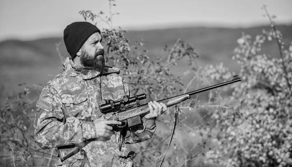 Jacht apparatuur voor professionals. Jagen is brutale mannelijke hobby. Man gericht doelwit natuur achtergrond. Hunter Hold geweer. Gericht vaardigheden. Jachtvergunning. Bebaarde Hunter besteden vrije tijd jacht — Stockfoto