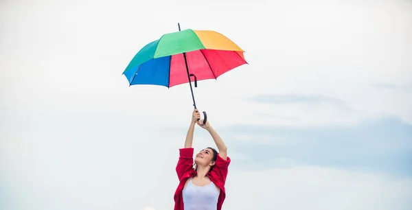 Pronti per nuove avventure. moda autunno. Protezione ombrello arcobaleno. trascorrere del tempo spensierato. bella donna con ombrello colorato. tempo piovoso. Autunno umore positivo. previsioni meteo autunno — Foto Stock