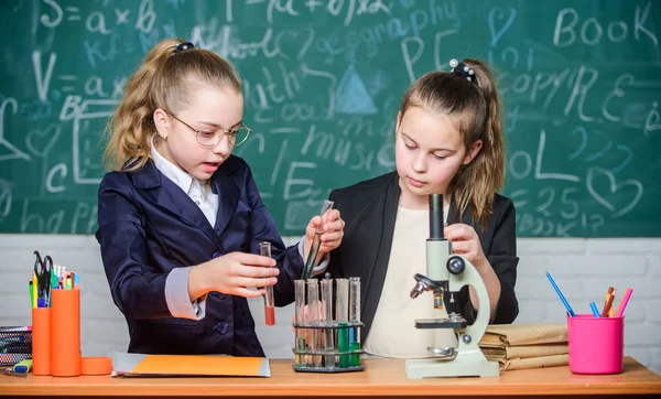 laboratuvarda bilim deneyleri. Kimya araştırması. Küçük bilim adamları mikroskopla çalışır. Biyoloji okulu dersi. Okul laboratuarındaki küçük kızlar. Örgün okul eğitimi. Kendine güvenen eczacı