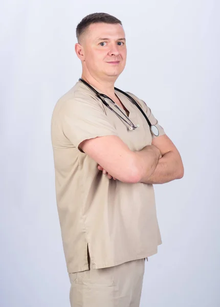 Médecin professionnel. Vêtements beige médecin expérimenté sur fond blanc. Clinique privée. Vérifiez la santé. Carrière de docteur. Homme médecin avec uniforme de médecin stéthoscope. Médecine et soins de santé — Photo