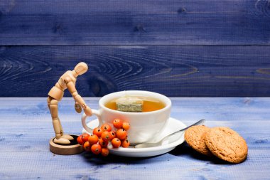 Gurme lezzetli tadı. Kafe menüsü. Dut çayı. Seramik fincan sıcak taze demlenmiş çay içecek. Sağlık hizmetleri halk ilaçları. İçecek aromatik rowanberry içecek. Mavi arka plan üzerinde çay fincan yakın