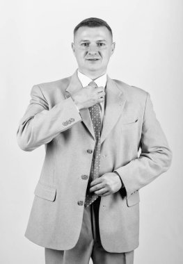 Bölüm şefiyim. Düğün modası. İyi giyimli, zarif, beyaz görünümlü bir adam resmi kıyafetler giyer. Erkek moda mağazası. İş adamı konsepti. Resmi tarz kıyafetler. Kurumsal ve resmi