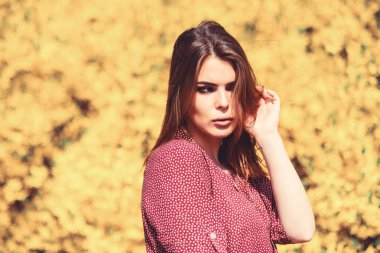 bahar çiçeği seksi kadın. güzel kadın cilt bakımı. Doğa gibi kız. yaz açan ağaçlar ve sarı çiçekler. doğal güzellik makyaj. saç modası. moda güzelliği. Yaz mutluluğu