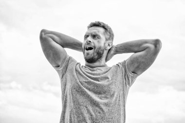 Kas pazıları olan bir adam. Sağlıklı yaşam tarzı sonsuz hayatın anahtarı. Yakışıklı, beyaz tenli, güçlü adam. Erkek güzelliği ve sağlıklı vücut. Sağlıklı ve mutlu. Gençliği ve tazeliği olgun yaşlarda bile koru.