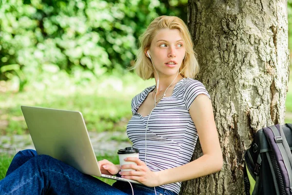 A diákok életén. Csinos nő. online oktatás. nő dolgozik-ra laptop. modern nő tanulói tanulmány online kültéri. tanuló felkészüljenek a vizsgákra. tanuló lány tanulmány online. Tanulmányozásra kész — Stock Fotó