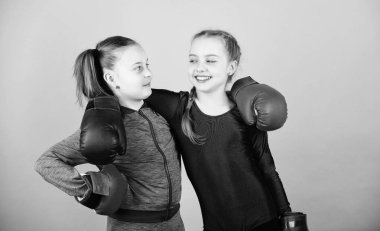 Boks eldivenli boksör çocuklar. Kendinden emin gençler. Kadın boksörler. Boks katı disiplin sağlar. Yüzüklerdeki rakipler ve hayattaki dostlar. Mavi arka planda güzel kızlar. Boks sporundaki kızlar