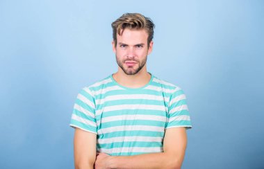 Yakışıklı adam kendinden emin amaca yönelik sağlıklı. Güzellik ve öz bakım. Yakışıklı adam yüzü zamansız yakışıklı maço temsil edebilir. Kıl ve güzel saç modeli ile iyi bakımlı yakışıklı adam