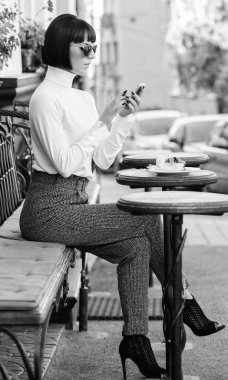 Sakin ol ve kahve molası. Arkadaş arama. Boş zaman kavramı. Kız moda Bayan smartphone ile. Kadın çekici şık esmer eğlence kafe teras arka plan harcamak. Keyifli zaman ve boş zaman etkinlikleri