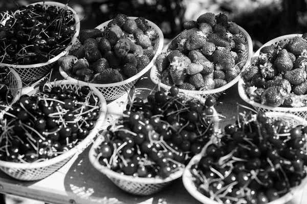 Landbouwmarkt. Zomer oogst. Rode rijpe bessen. Sappige bessen uit de tuin. Koop vers fruit. Biologische bessen. Gezonde heerlijke snack. Zelfgekweekte bessen. Kersen en aardbeien in manden voor verkoop — Stockfoto