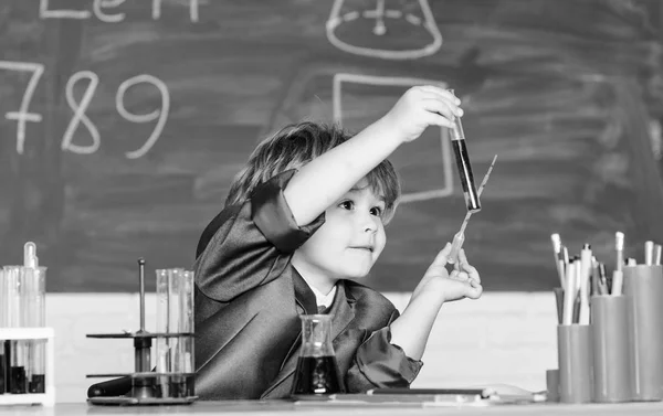 Έμπνευση για έρευνες. Το παιδί μελετά τη βιολογία χημεία. Βασικές γνώσεις πρωτοβάθμια σχολική εκπαίδευση. Εκπαιδευτικό πείραμα. Ημέρα της γνώσης. Σχολείο με μικροσκόπιο και δοκιμαστικούς σωλήνες. Έννοια της γνώσης — Φωτογραφία Αρχείου