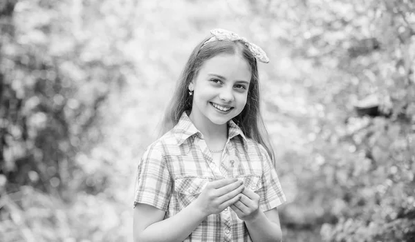 A celebrar o Verão. Dente de leão simbolismo bonito e cheio. Leve como dente-de-leão. A divertir-me. Menina estilo rústico fazendo desejo e soprando dente-de-leão natureza fundo. Porque as pessoas desejam em dentes-de-leão — Fotografia de Stock