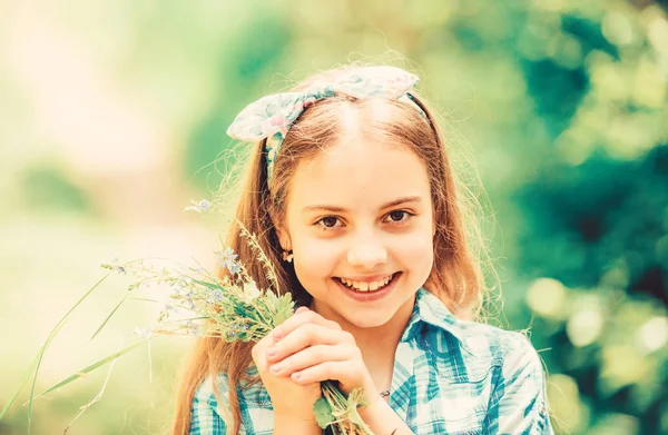 Sommaren är här. Sommarträdgårdsblomma. Färska blommor. Samlar blommor i fält. Grabben håller blommor bukett. Flicka söt söt tonåring klädd land rustik stil rutig skjorta natur bakgrund — Stockfoto